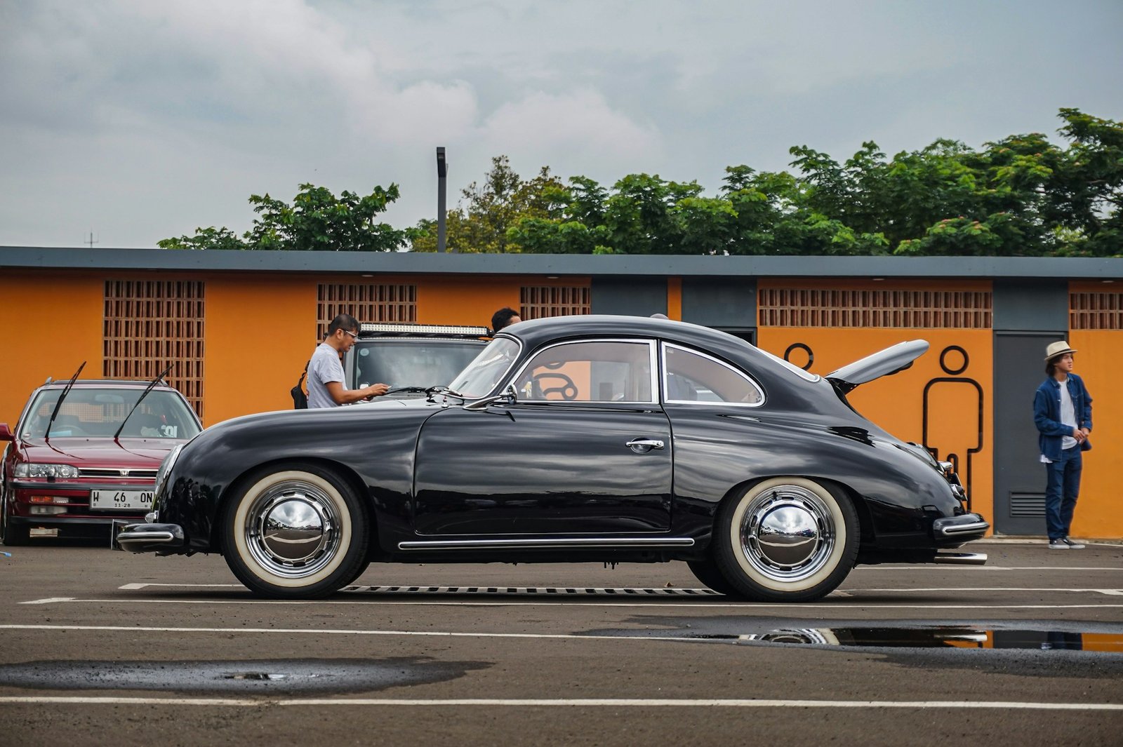 Porsche 356 nera di profilo