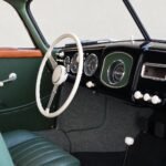 Abitacolo della Porsche 356 Split Coupé 1950: cruscotto e rivestimenti verdi