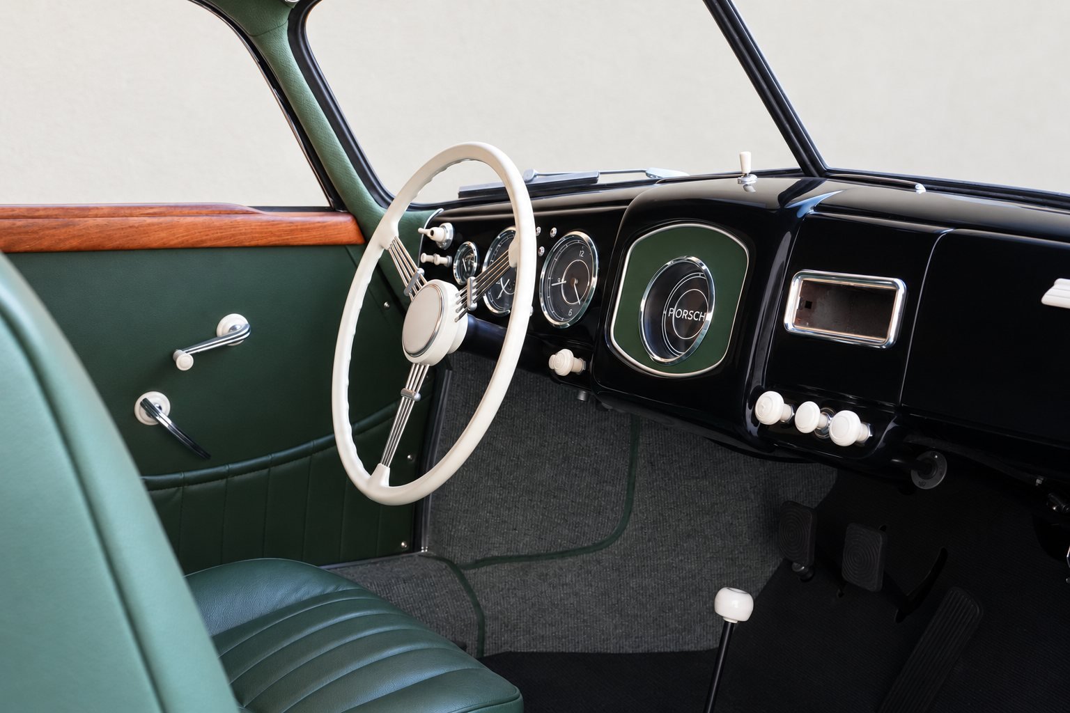 Abitacolo della Porsche 356 Split Coupé 1950: cruscotto e rivestimenti verdi