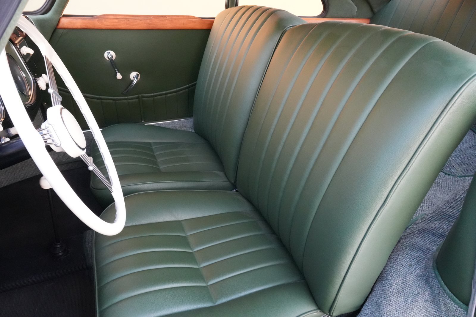 Sedili anteriori con rivestimenti verdi della Porsche 356 Split Coupé 1950