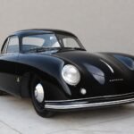 Porsche 356 Split Coupé 1950 nera, vista tre quarti anteriore nell'atelier SC Classic