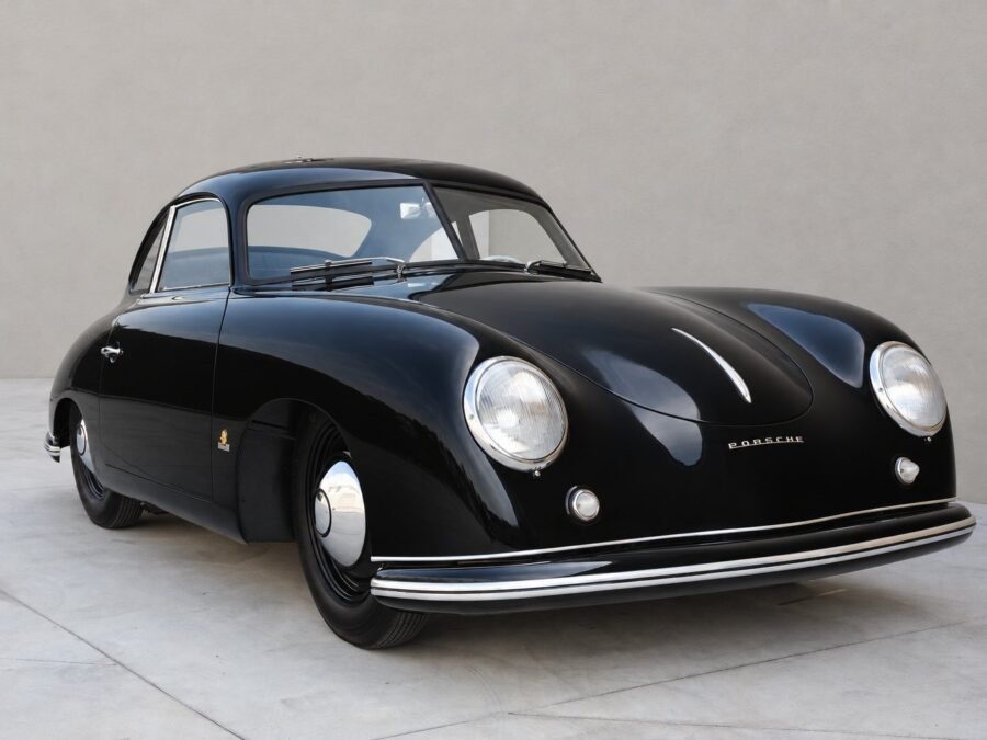 Porsche 356 Split Coupé 1950 nera, vista tre quarti anteriore nell'atelier SC Classic