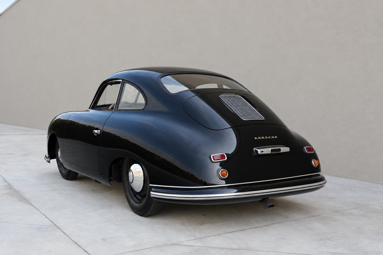 Porsche 356 Split Coupé 1950 nera, vista tre quarti posteriore nell'atelier SC Classic