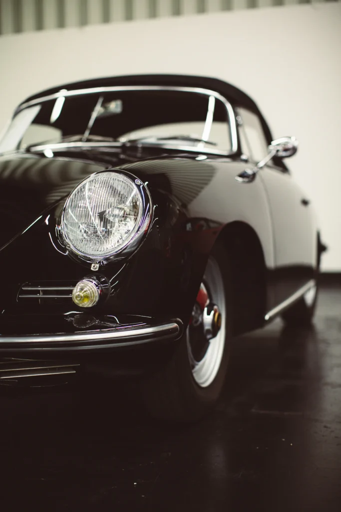 Dettaglio anteriore di una Porsche 356 - fotografia editoriale di Markus Spiske, Unsplash