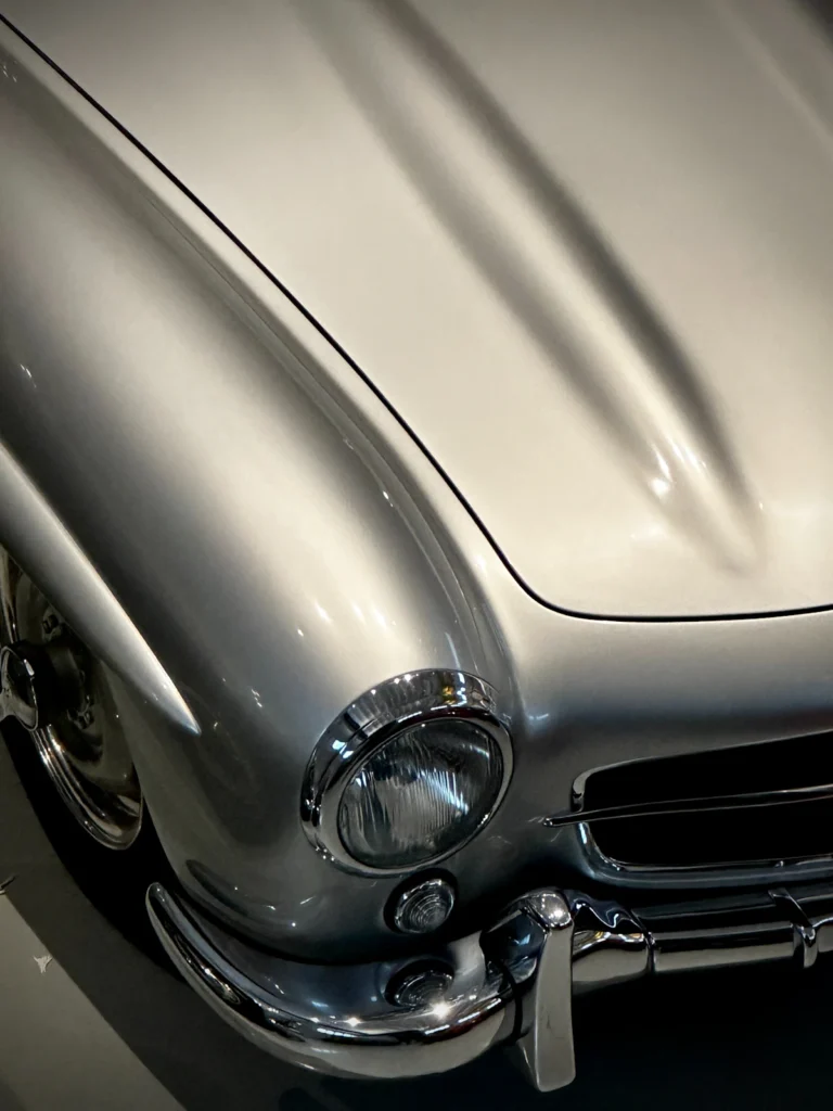 Dettaglio della carrozzeria di una Mercedes 300 SL