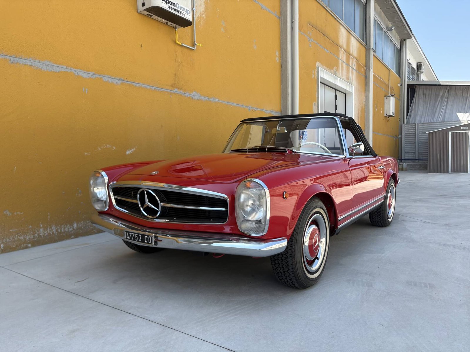 Mercedes-Benz 230 SL Pagoda W113 del 1964 in vendita presso SC Classic — vista di tre quarti