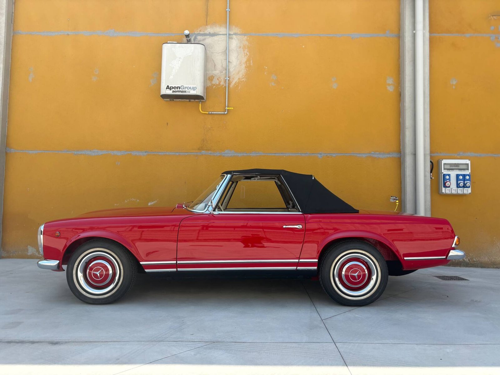 Mercedes-Benz 230 SL Pagoda W113 del 1964 in vendita presso SC Classic — vista laterale