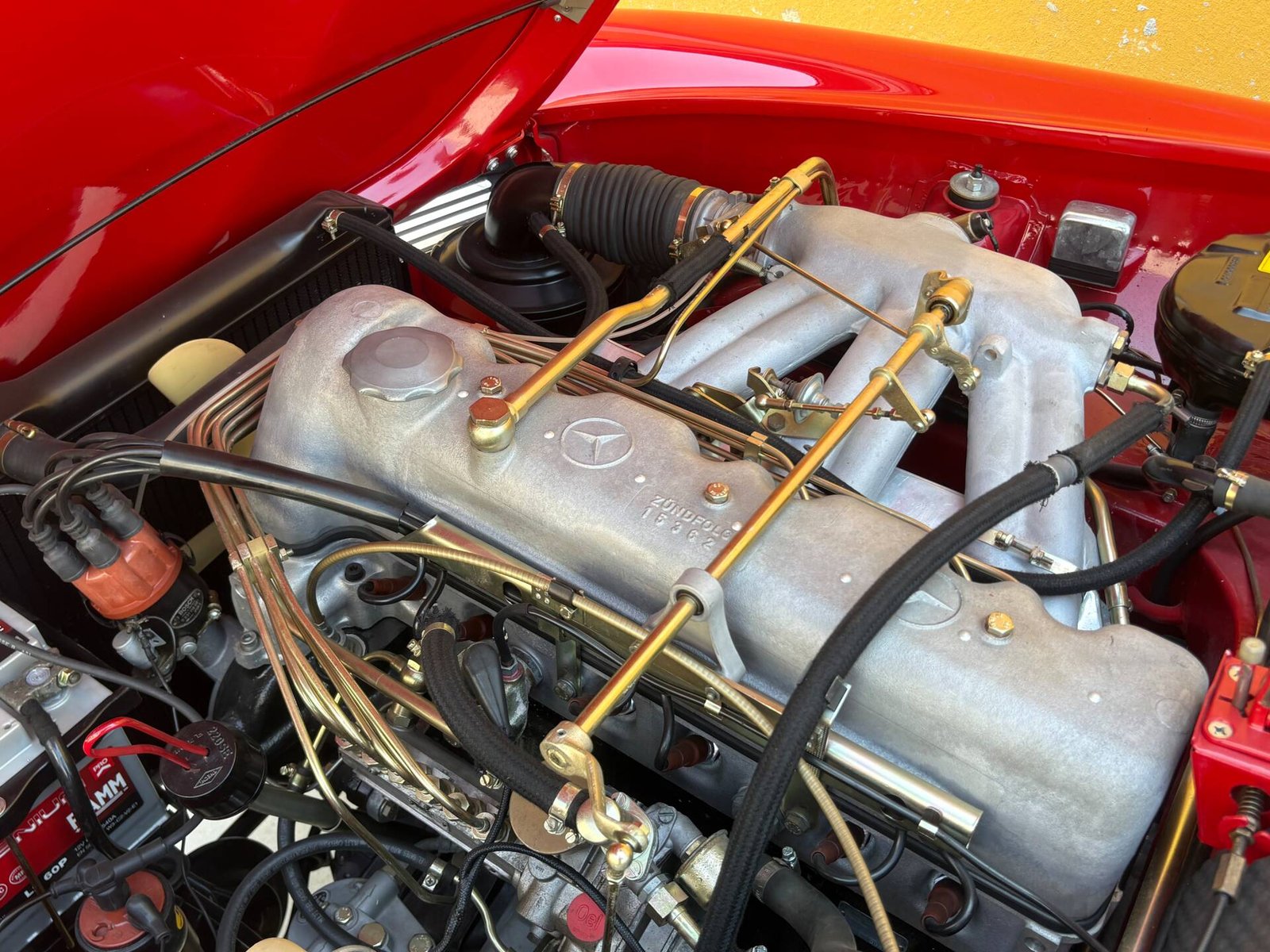 Mercedes-Benz 230 SL Pagoda W113 del 1964 in vendita presso SC Classic — vano motore