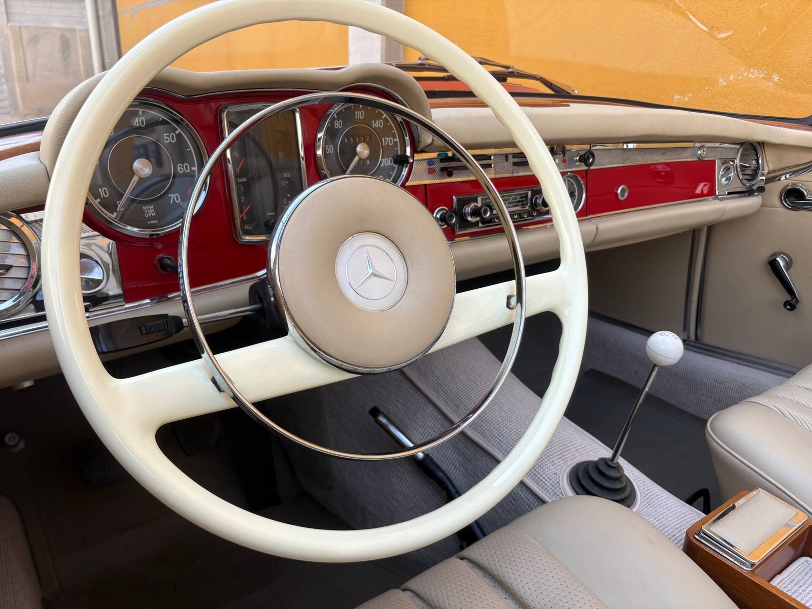 Mercedes-Benz 230 SL Pagoda W113 del 1964 in vendita presso SC Classic — abitacolo