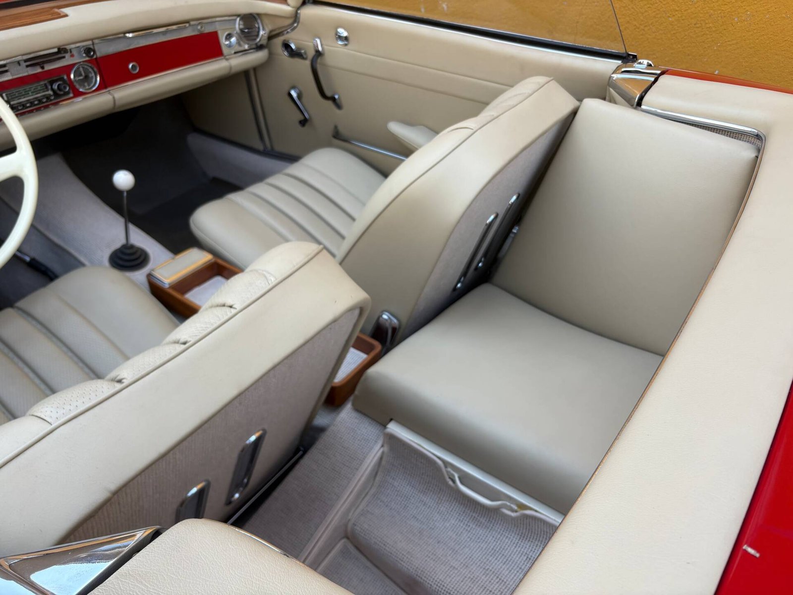 Mercedes-Benz 230 SL Pagoda W113 del 1964 in vendita presso SC Classic — abitacolo