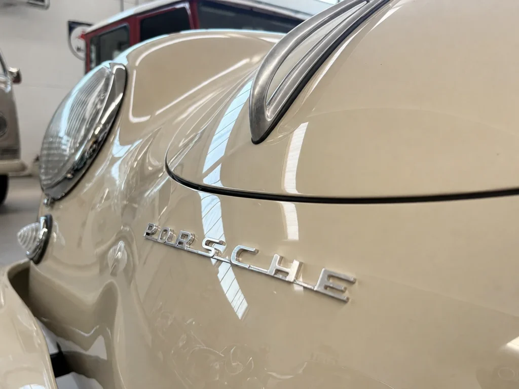 Scritta Porsche e profilo cromato sul cofano avorio della 356 Pre-A Cabriolet 1953