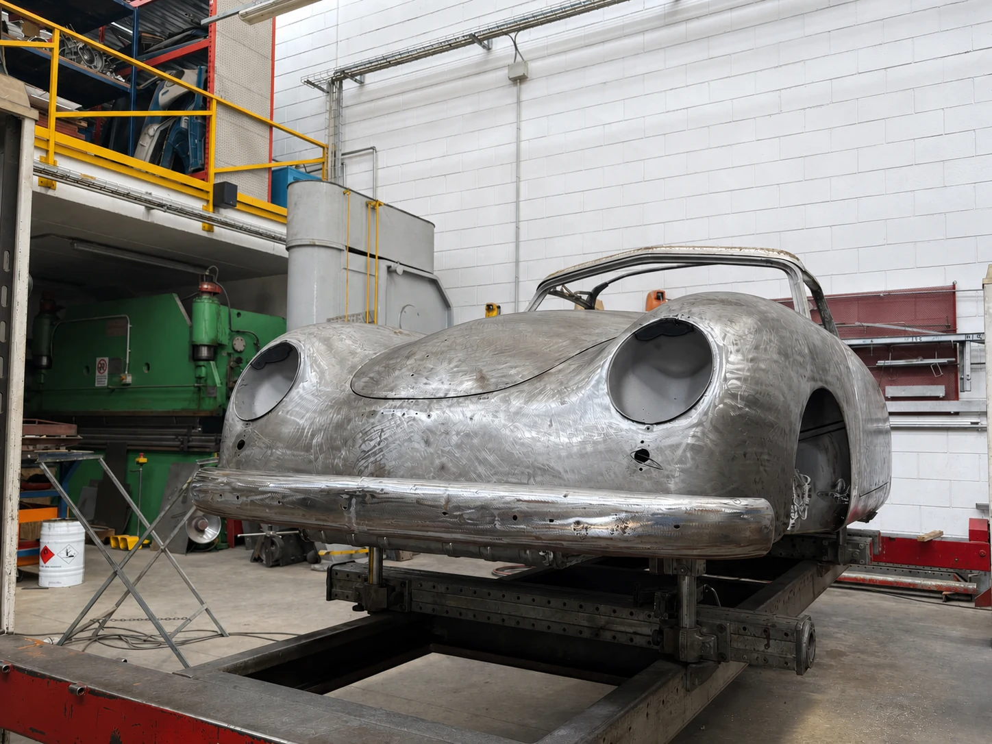 Scocca a metallo nudo della Pre-A 1500 Cabriolet del 1953