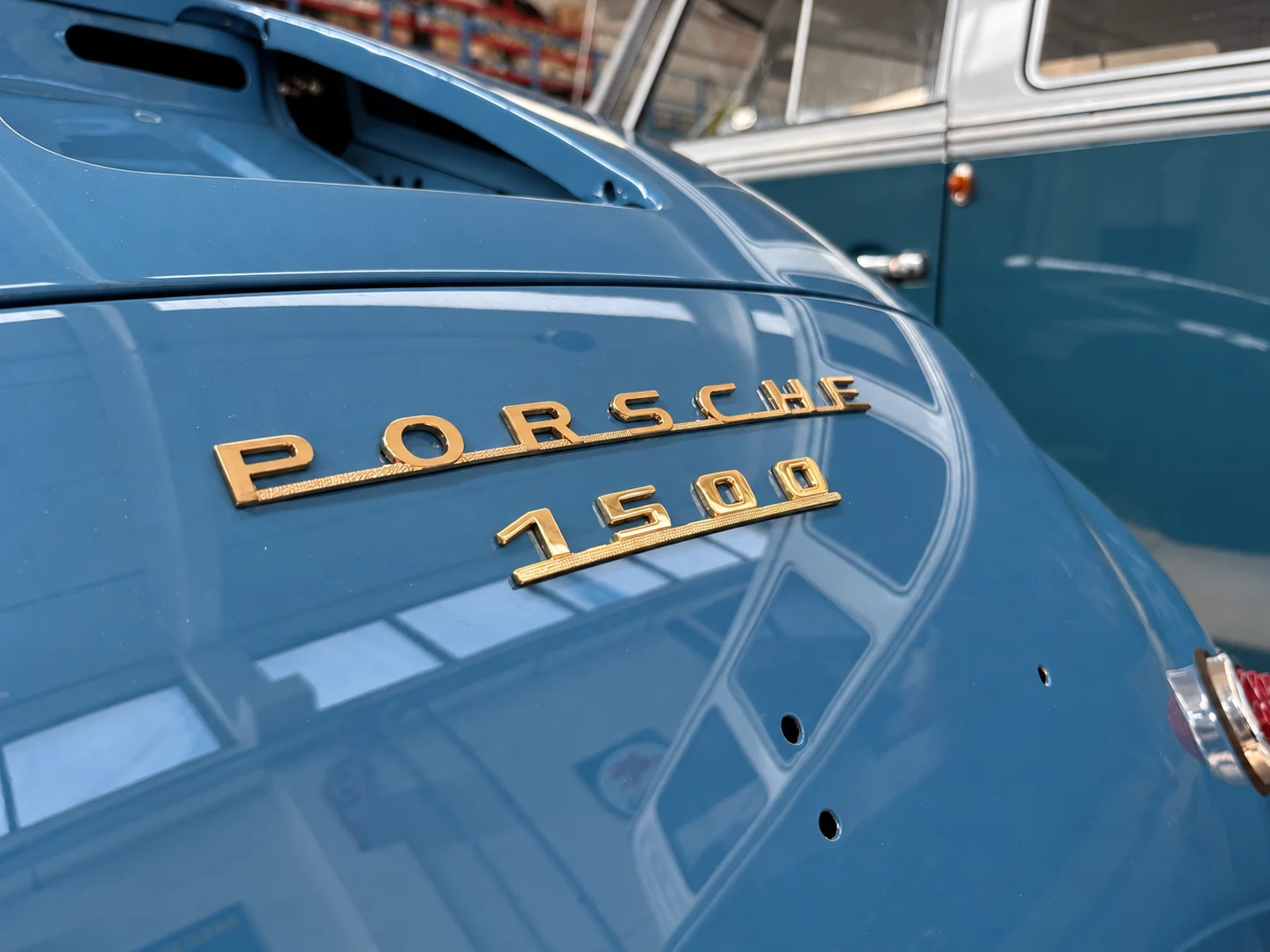 Scritte Porsche e 1500 sul posteriore azzurro della Speedster 1954