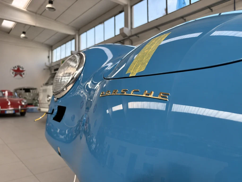 Frontale azzurro della Porsche 356 Speedster del 1954 durante il rimontaggio in SC Classic