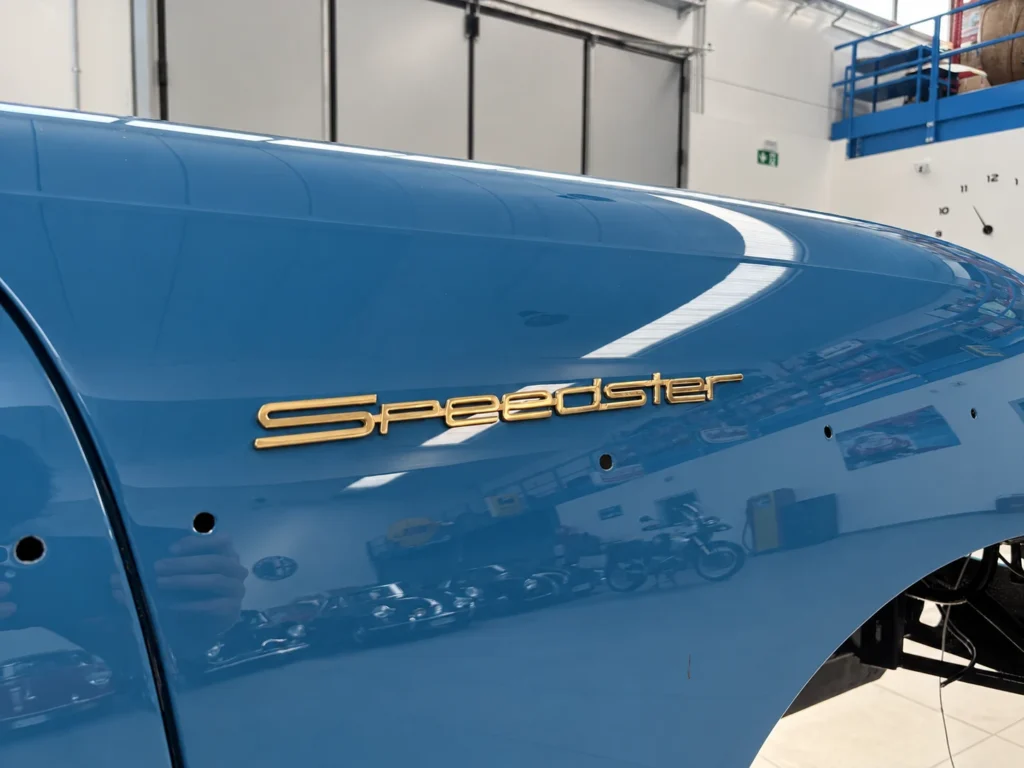 Scritta Speedster sulla fiancata azzurra durante il rimontaggio in SC Classic