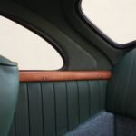 Dettaglio del bracciolo posteriore e dei rivestimenti della Porsche 356 Split Coupé del 1950