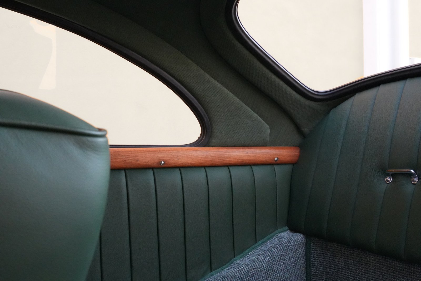Dettaglio del bracciolo posteriore e dei rivestimenti della Porsche 356 Split Coupé del 1950