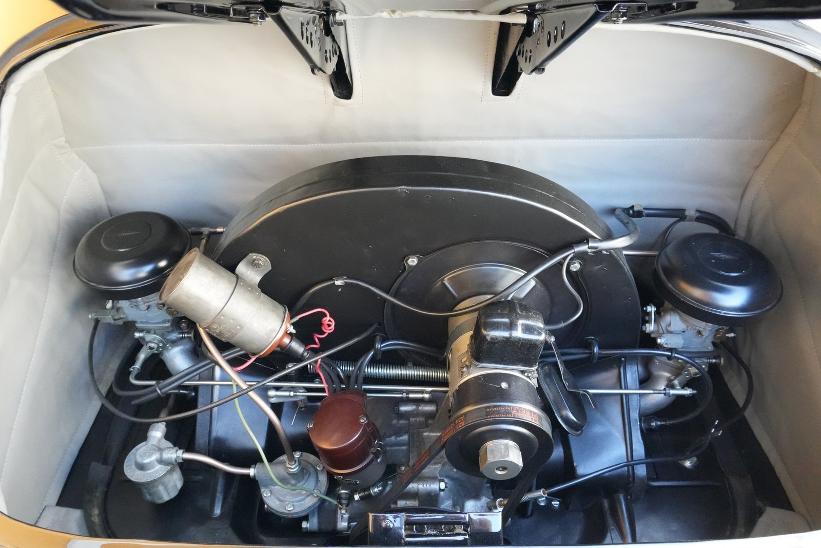 Vano motore della Porsche 356 Split Coupé del 1950 restaurata da SC Classic