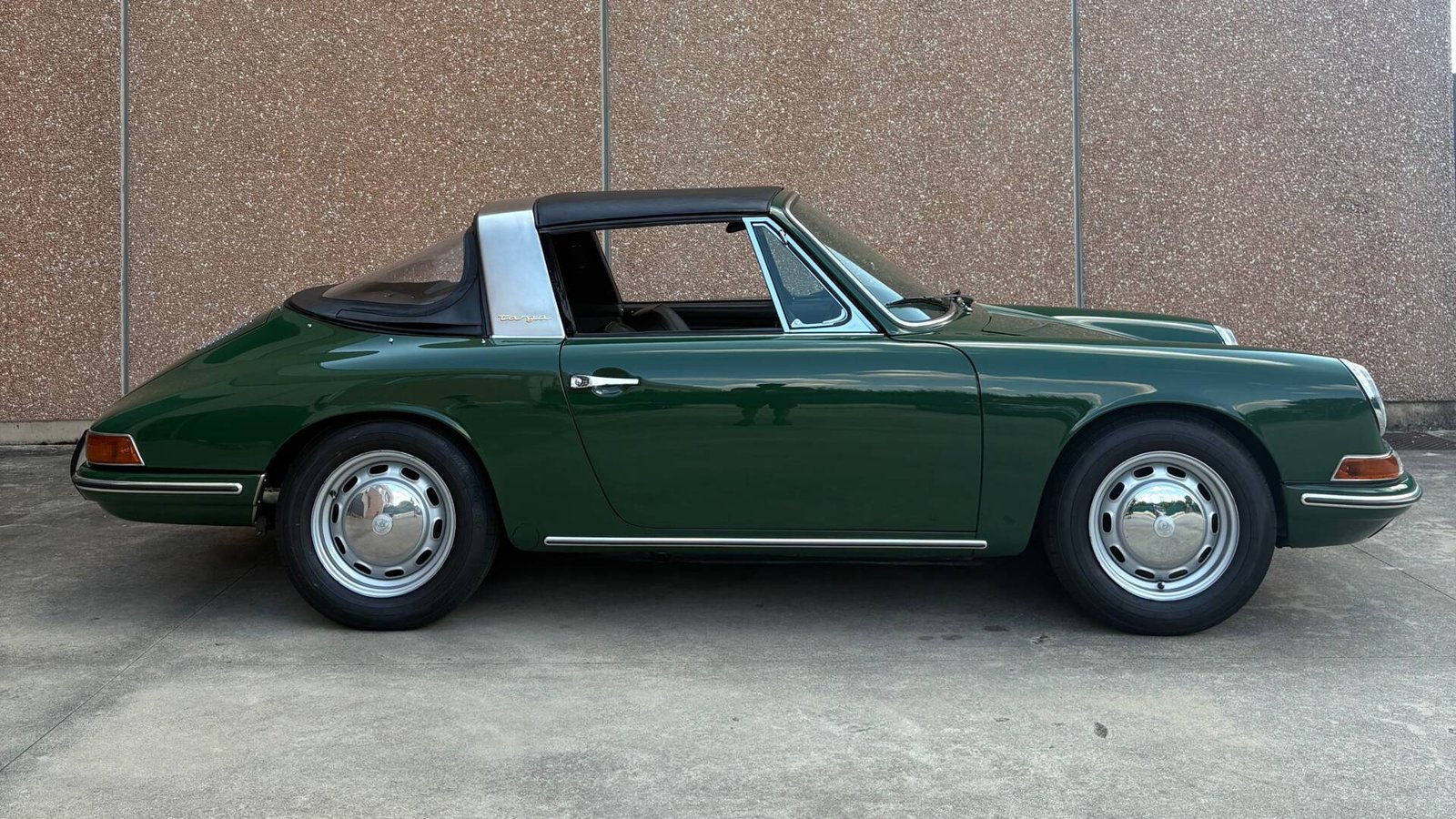 Porsche 912 Targa Soft Window von 1968 im Angebot bei SC Classic — Seitenansicht