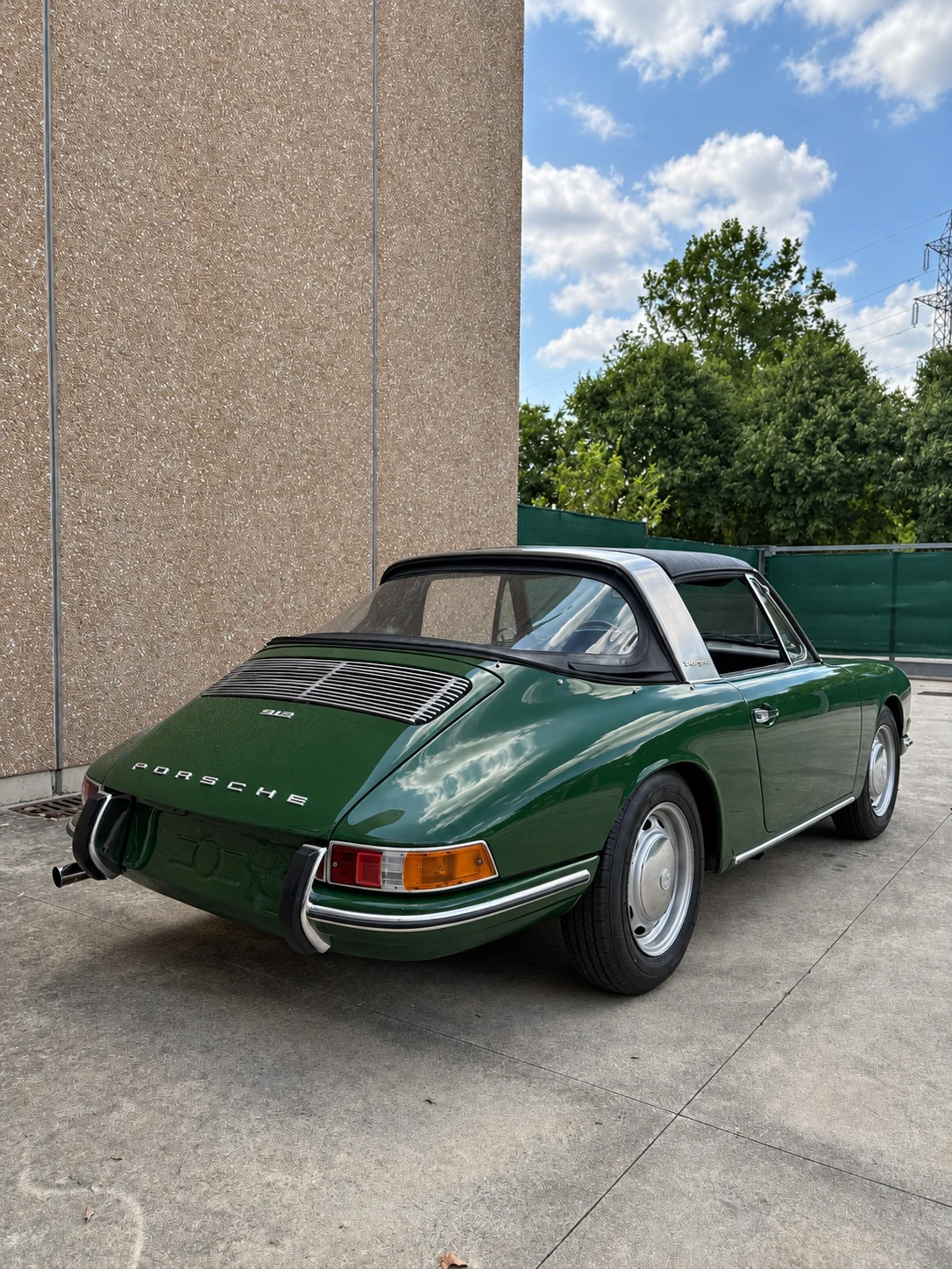 Porsche 912 Targa verde, vista posteriore di tre quarti all’esterno di SC Classic
