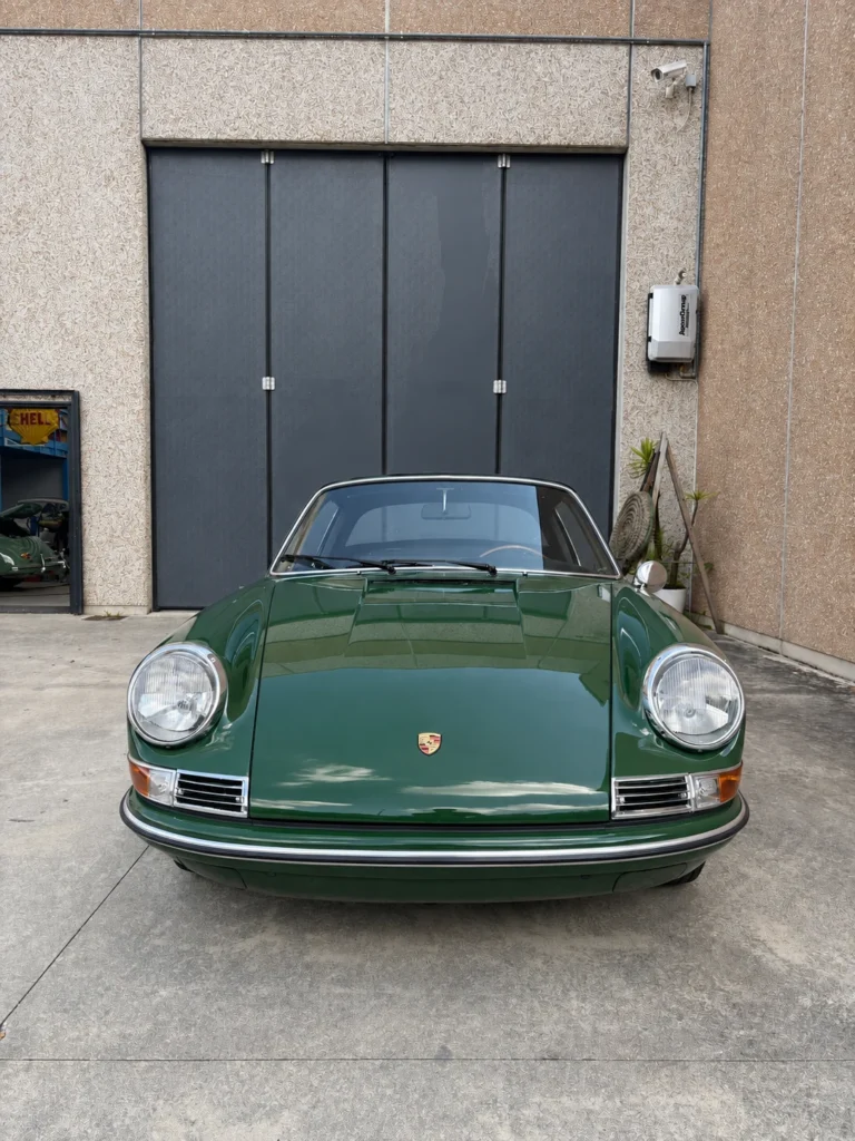 Vista frontale della Porsche 912 Targa verde all’esterno di SC Classic dopo la lucidatura