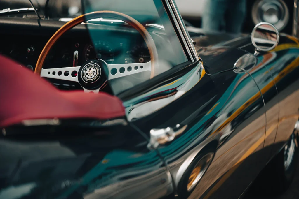 Volante in legno e strumenti di una Jaguar classica