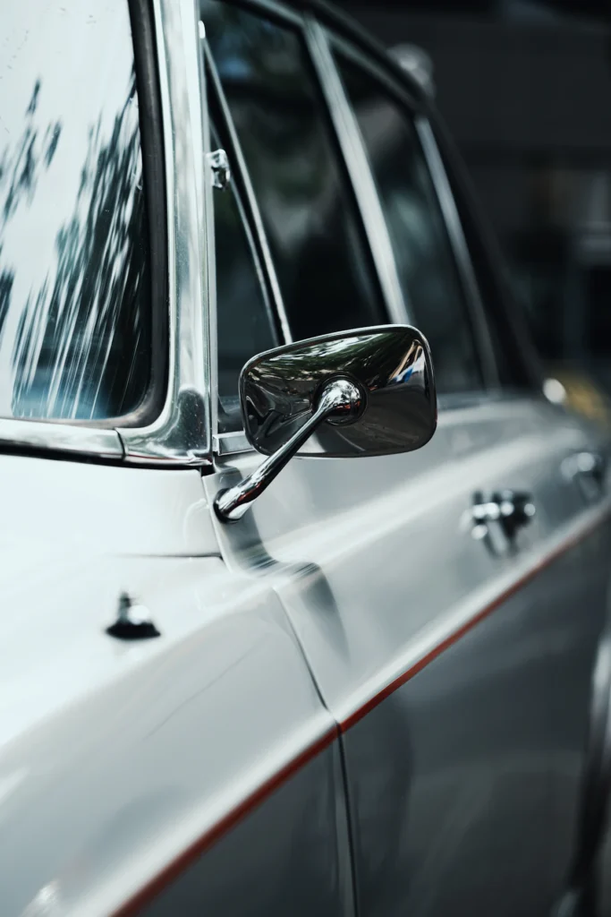 Fiancata e specchietto cromato di un’auto classica
