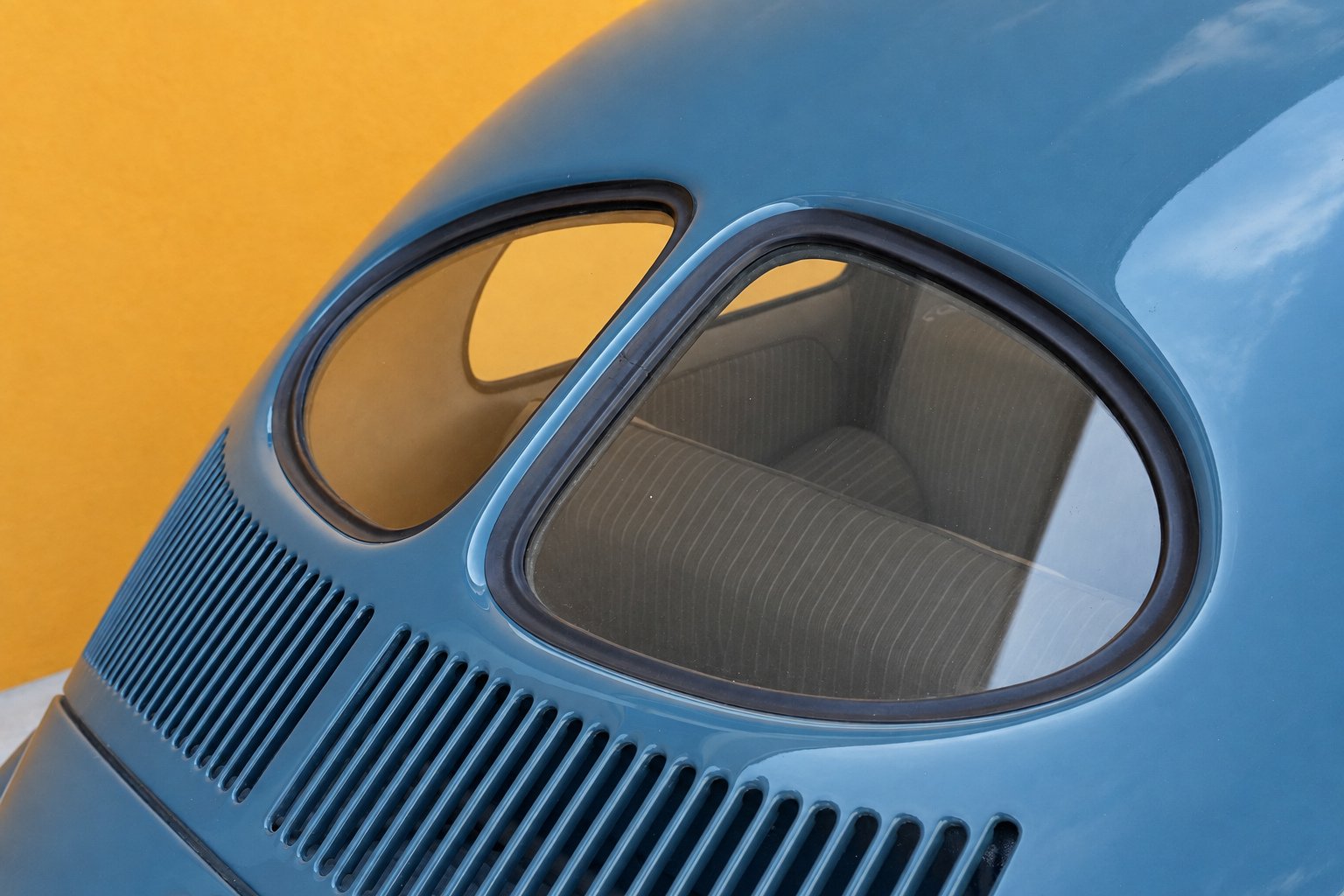 Volkswagen Maggiolino Split Window del 1952 — lunotto posteriore diviso in due