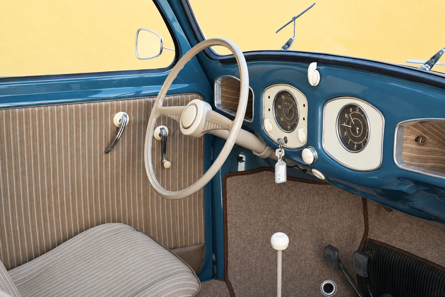 Volkswagen Maggiolino Split Window del 1952 — plancia e volante