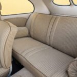 Volkswagen Maggiolino Split Window del 1952 — sedile posteriore restaurato