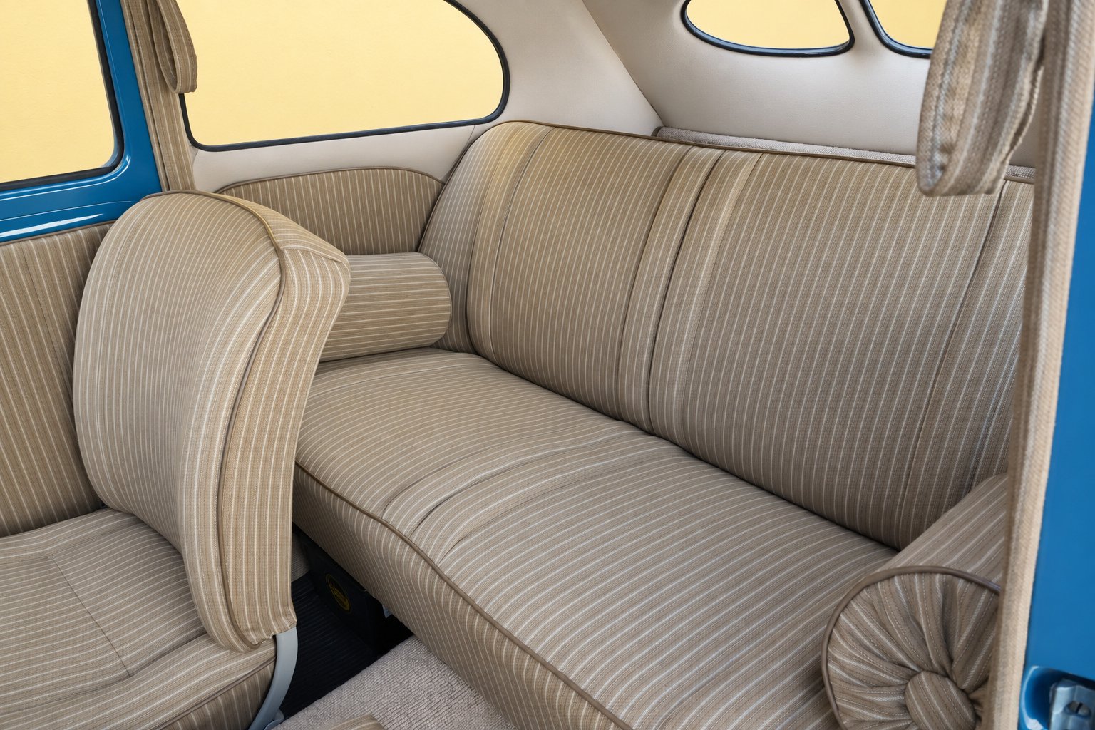Volkswagen Maggiolino Split Window del 1952 — sedile posteriore restaurato