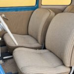Volkswagen Maggiolino Split Window del 1952 — sedili anteriori restaurati