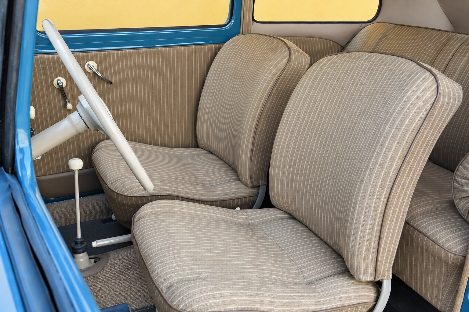 Volkswagen Maggiolino Split Window del 1952 — sedili anteriori restaurati