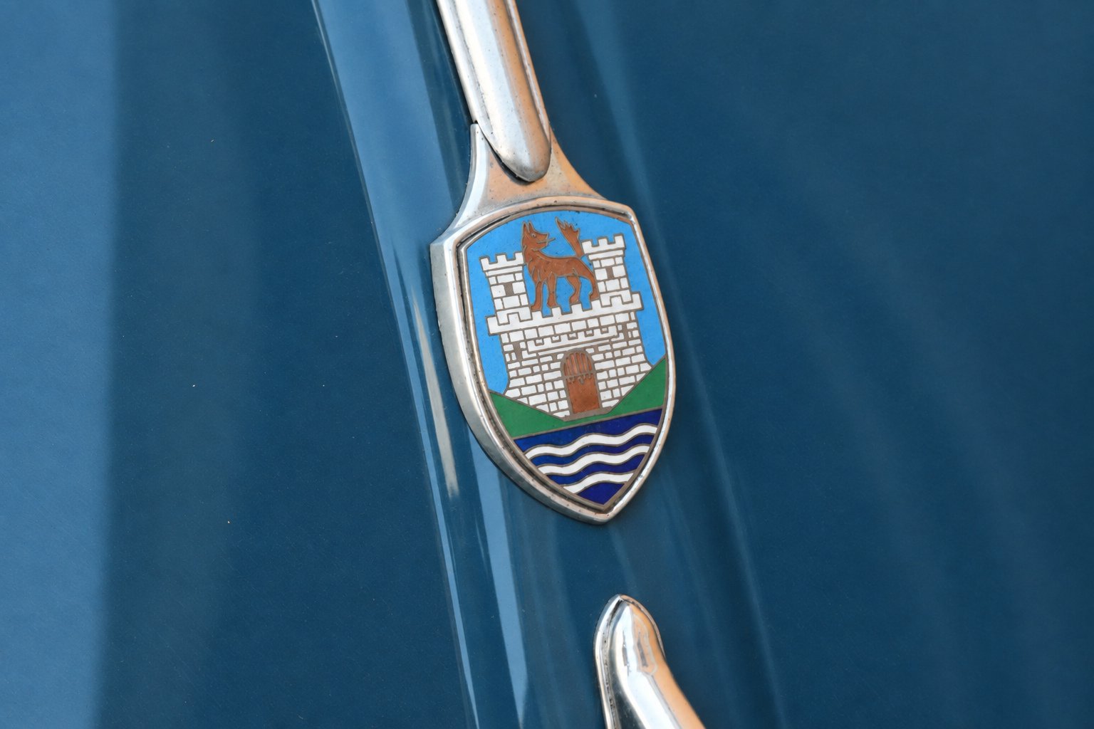 Volkswagen Maggiolino Split Window del 1952 — stemma sul cofano