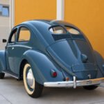 Volkswagen Maggiolino Split Window del 1952 — vista di tre quarti posteriore