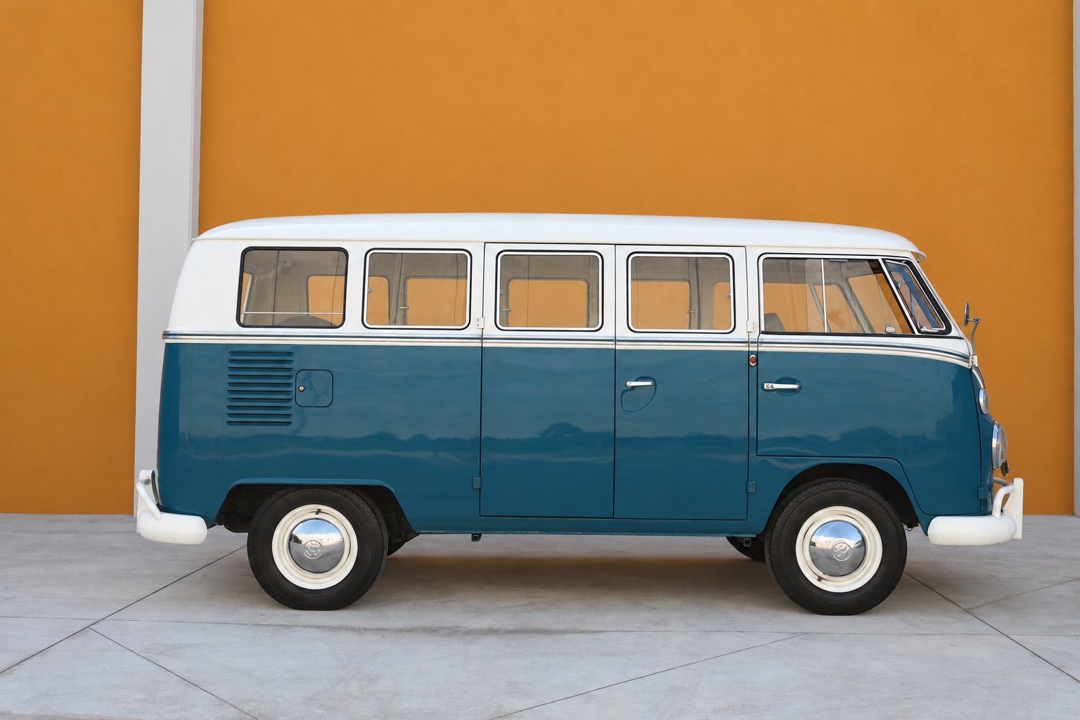 Volkswagen T1 Deluxe del 1966 in vendita presso SC Classic — fiancata destra