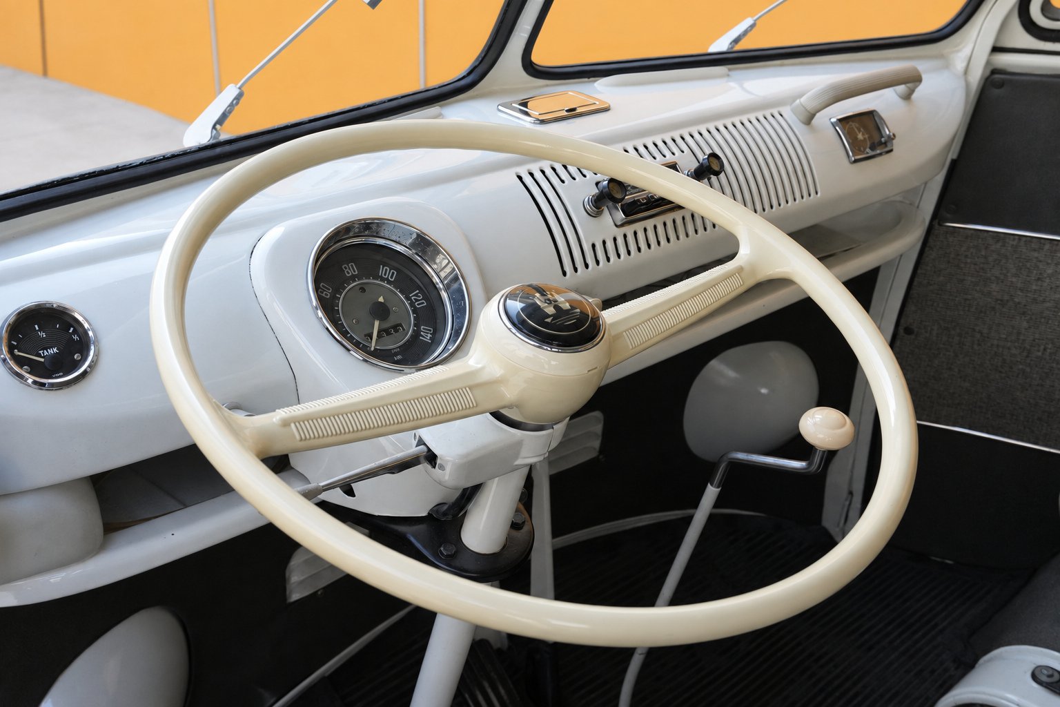 Volkswagen T1 Deluxe del 1966 — plancia e volante