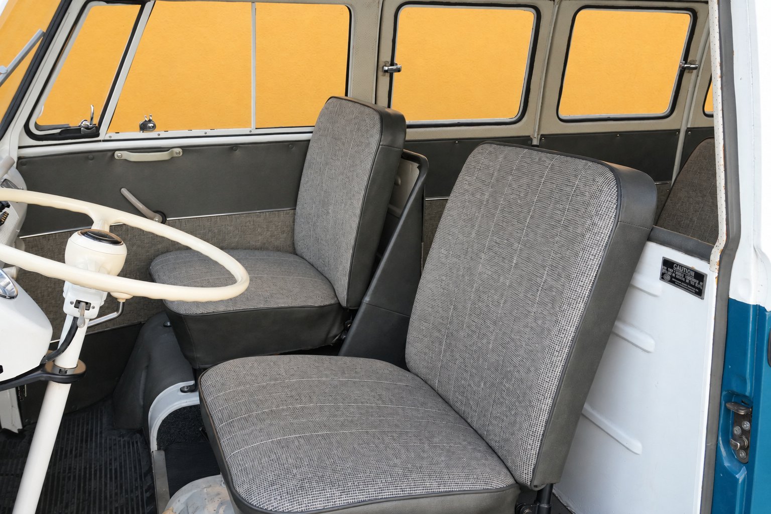 Volkswagen T1 Deluxe del 1966 — sedili anteriori originali