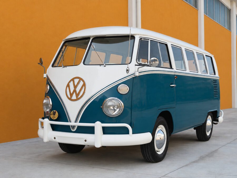Volkswagen T1 Deluxe del 1966 in vendita presso SC Classic — vista di tre quarti anteriore
