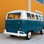 Volkswagen T1 Deluxe del 1966 in vendita presso SC Classic — vista di tre quarti posteriore