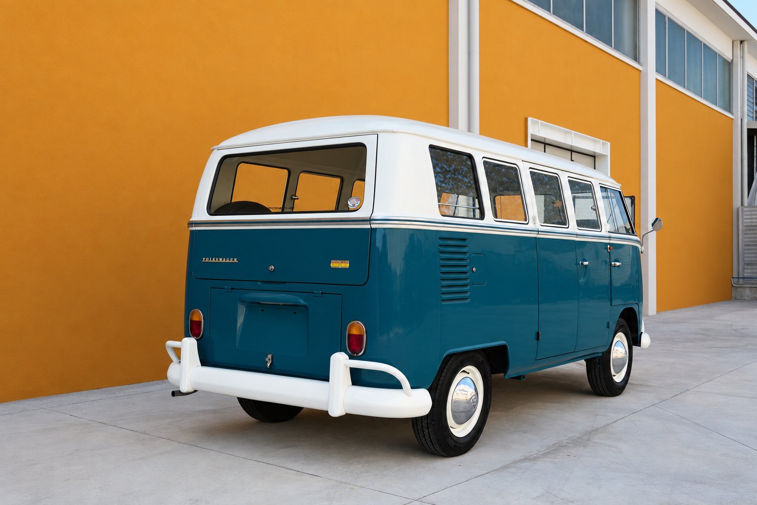 Volkswagen T1 Deluxe del 1966 in vendita presso SC Classic — vista di tre quarti posteriore