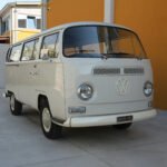 Volkswagen T2a Minibus del 1967 bianco — vista tre quarti anteriore