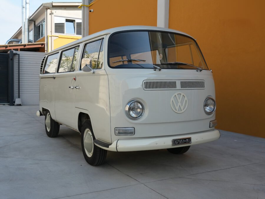 Volkswagen T2a Minibus del 1967 bianco — vista tre quarti anteriore