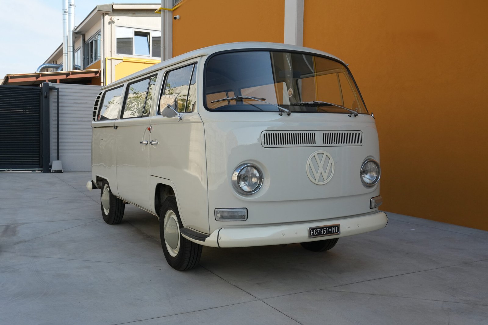 Volkswagen T2a Minibus del 1967 bianco — vista tre quarti anteriore