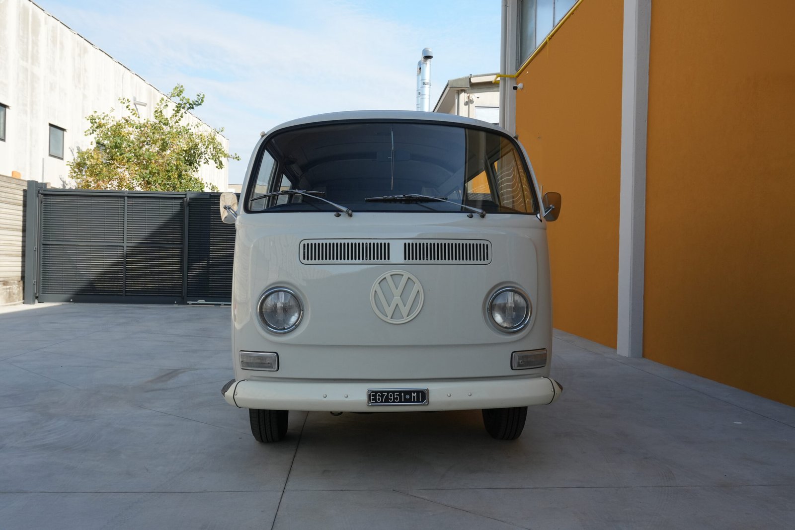 Volkswagen T2a Minibus del 1967 bianco — vista frontale