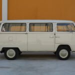 Volkswagen T2a Minibus del 1967 bianco — vista laterale