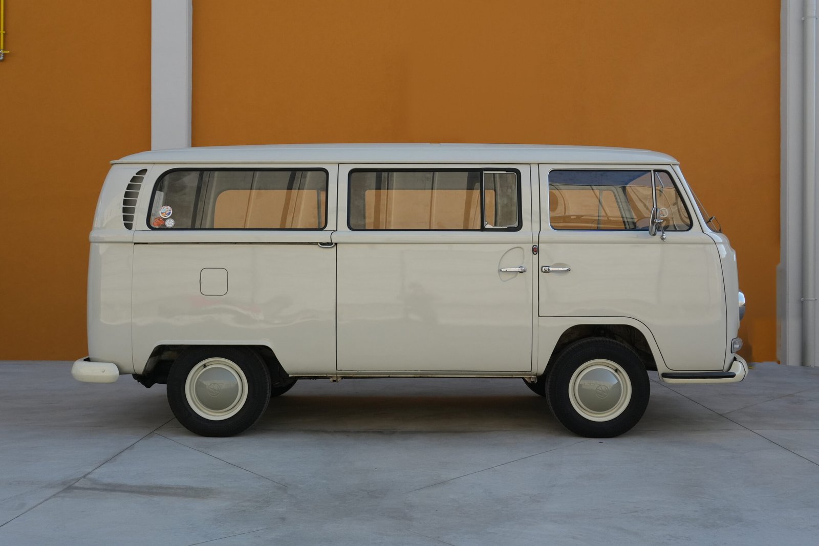 Volkswagen T2a Minibus del 1967 bianco — vista laterale