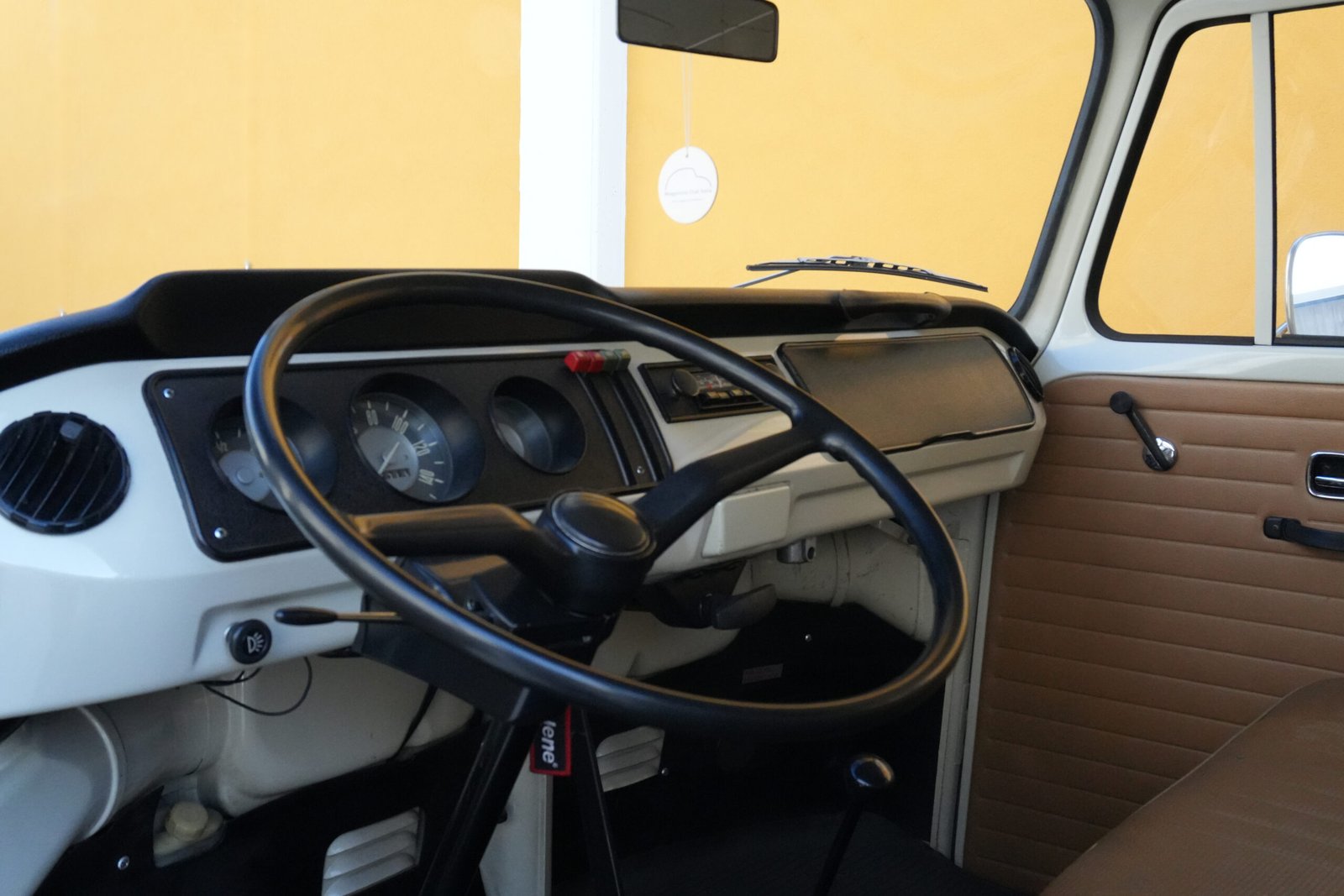 Volante e plancia del Volkswagen T2a Minibus del 1967