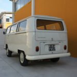 Volkswagen T2a Minibus del 1967 bianco — vista tre quarti posteriore