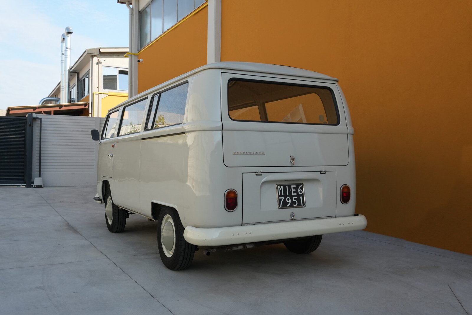 Volkswagen T2a Minibus del 1967 bianco — vista tre quarti posteriore